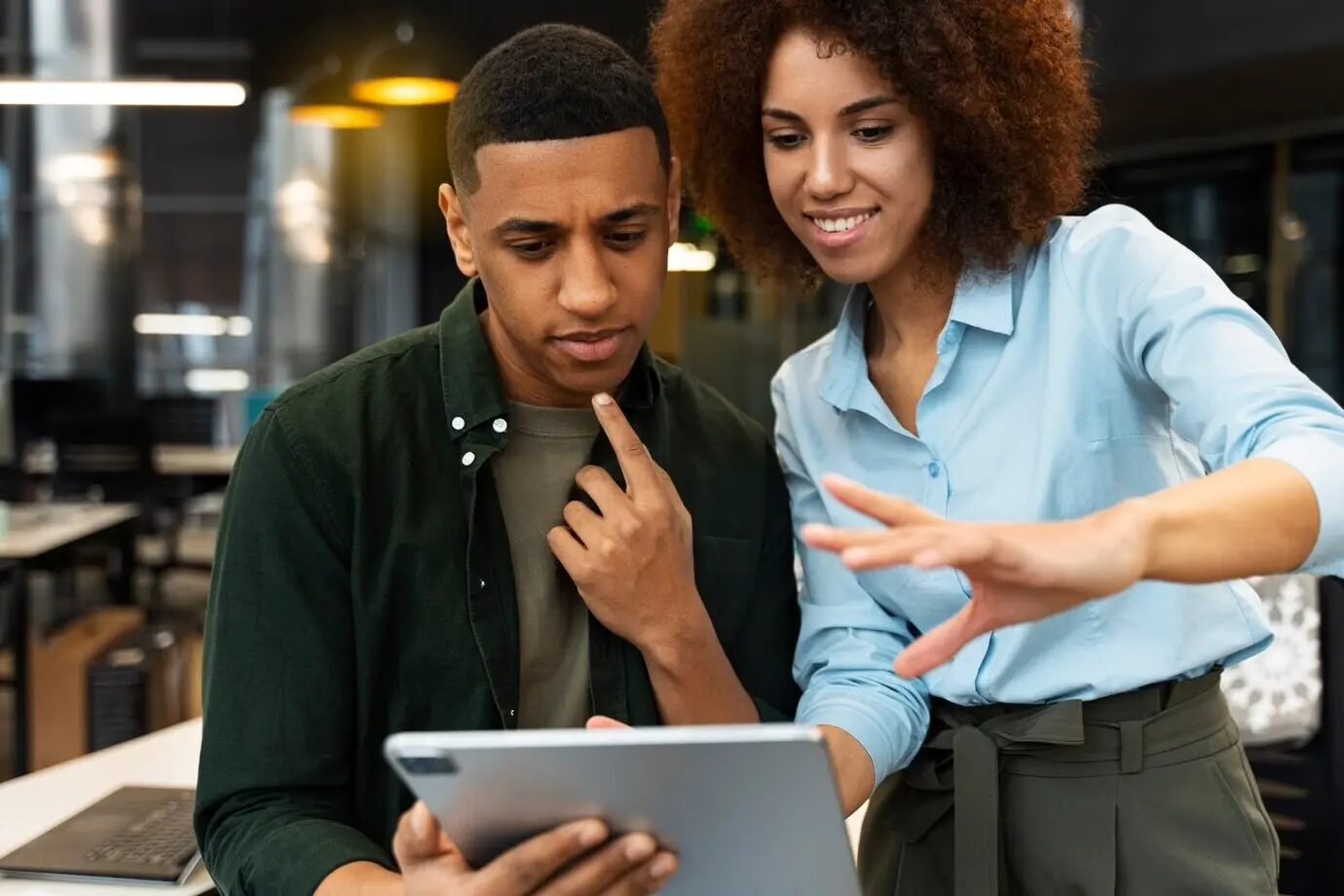 In einer Marketingagentur arbeitende Personen.