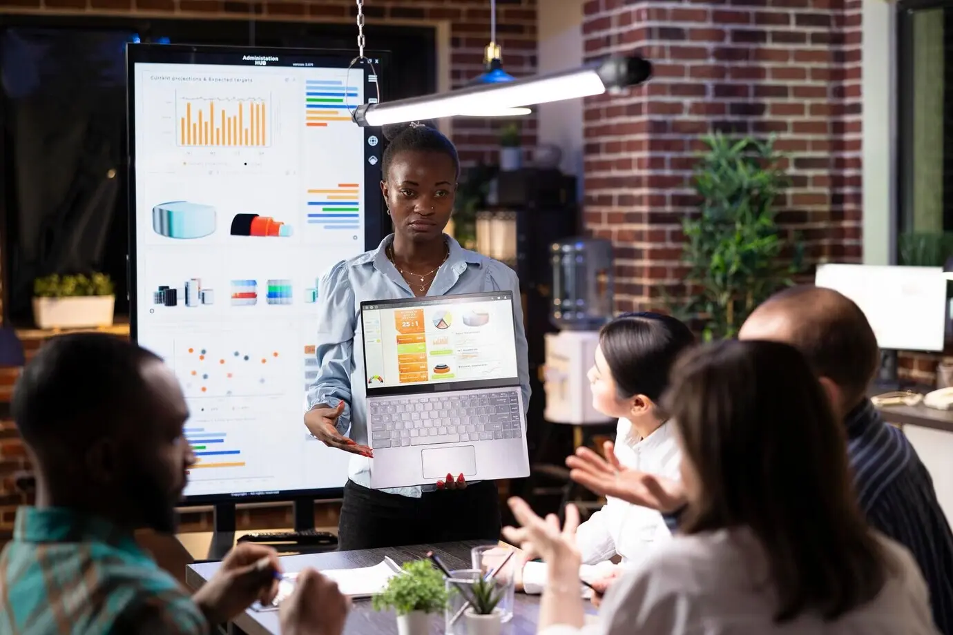 Fokussierter Manager präsentiert Finanzdiagramme.